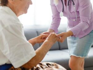 assistenza alla persona anziana oss infermiera per anziani