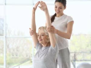 seduta fisioterapia a domicilio con anziania