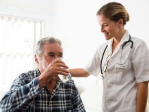 assistenza agli anziani oss medico con anziano